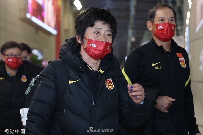 疯狂男男四p群体交乱视频