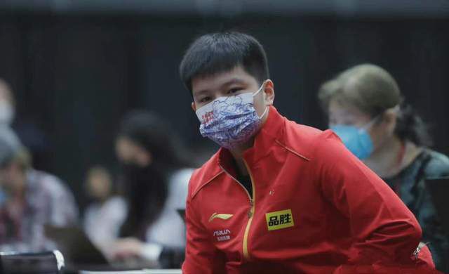 一声紧凑的呻吟